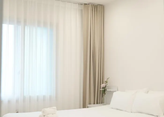 홍대 햇살 가득한 집 프라이빗 단독층 35평 방4,욕실2,거실2,최대10인,단체,가족,승강기,주차,짐 보관