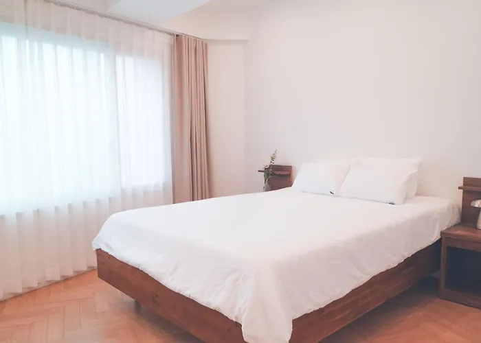 홍대 햇살 가득한 집 프라이빗 단독층 35평 방4,욕실2,거실2,최대10인,단체,가족,승강기,주차,짐 보관