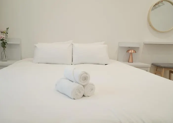 홍대 햇살 가득한 집 프라이빗 단독층 35평 방4,욕실2,거실2,최대10인,단체,가족,승강기,주차,짐 보관 *