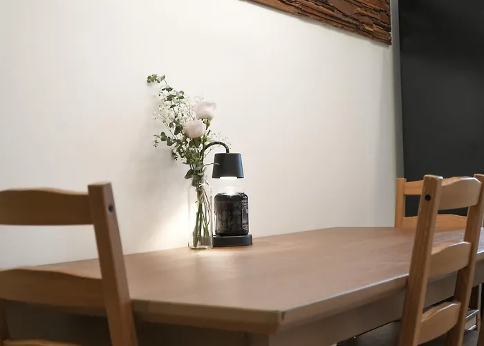홍대 햇살 가득한 집 프라이빗 단독층 35평 방4,욕실2,거실2,최대10인,단체,가족,승강기,주차,짐 보관